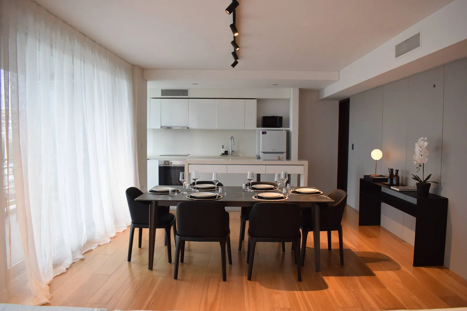 Comedor del proyecto Al Río con vista a la cocina