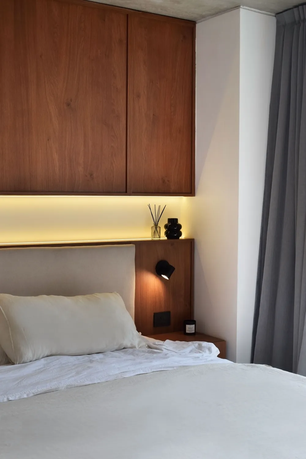 La suite terminada de Núñez: guardado de madera, luz cálida y ropa de cama de lino