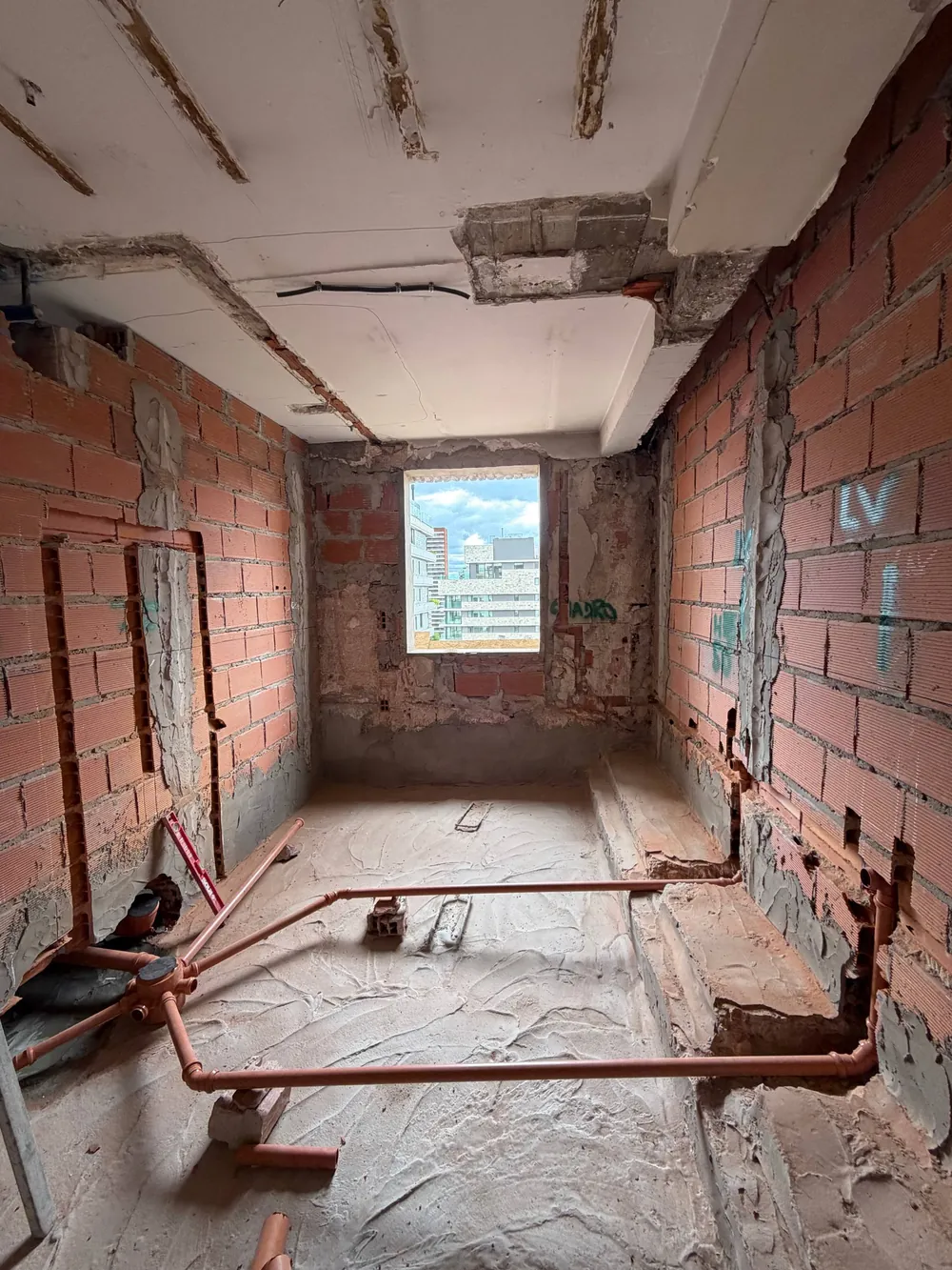 Baño en obra: paredes de ladrillo y caños nuevos