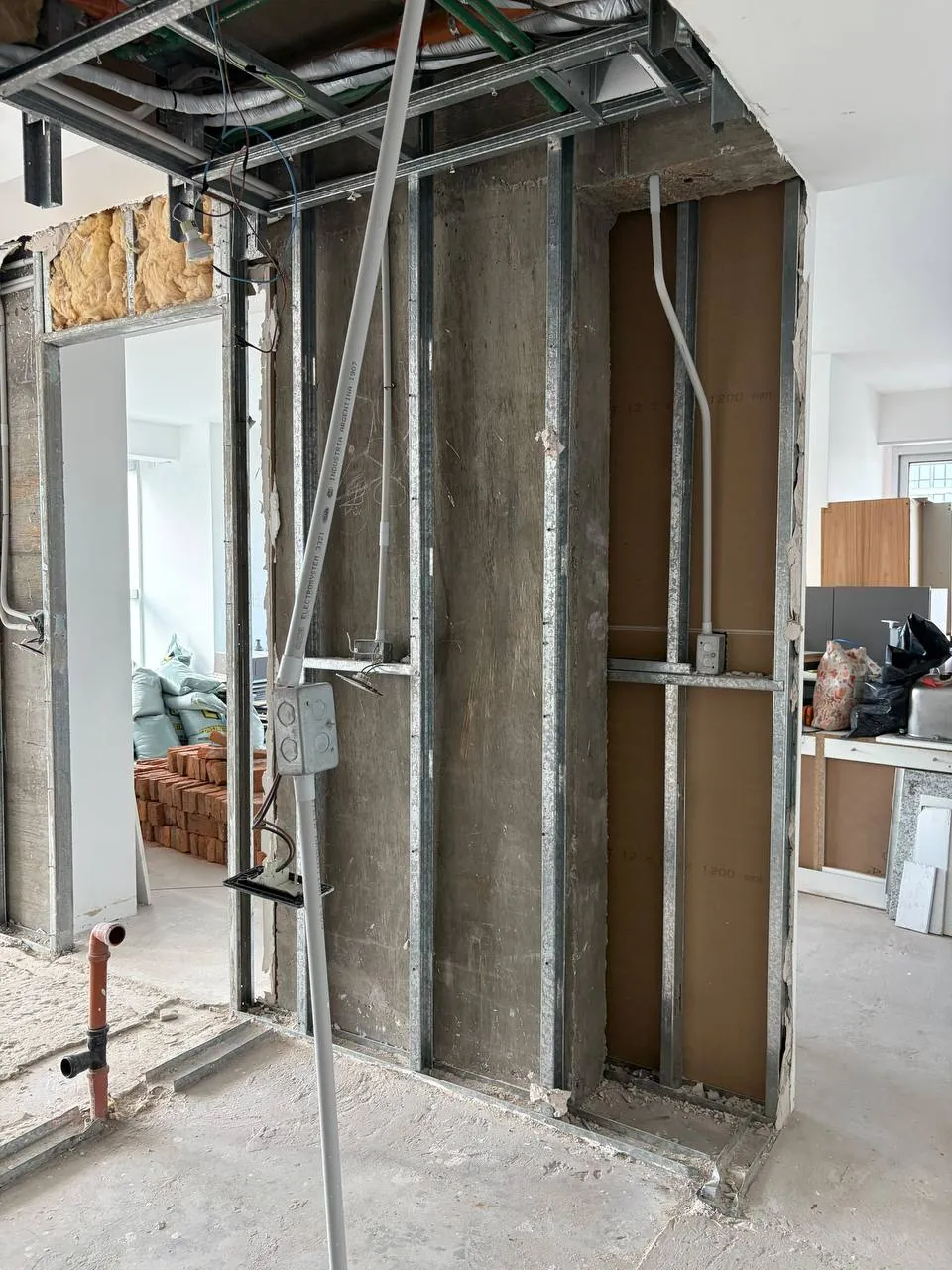 Obra en curso: demolición de tabiques con la estructura a la vista
